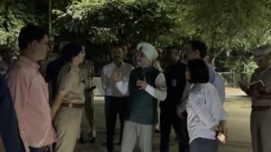 पार्क और सार्वजनिक स्थल: सूर्यास्त के बाद पार्कों में प्रवेश नियंत्रित किया गया है। प्रमुख पार्कों और रास्तों पर सीसीटीवी कैमरे, बेहतर रोशनी (लाइटिंग) और पुलिस गश्त बढ़ाई गई है