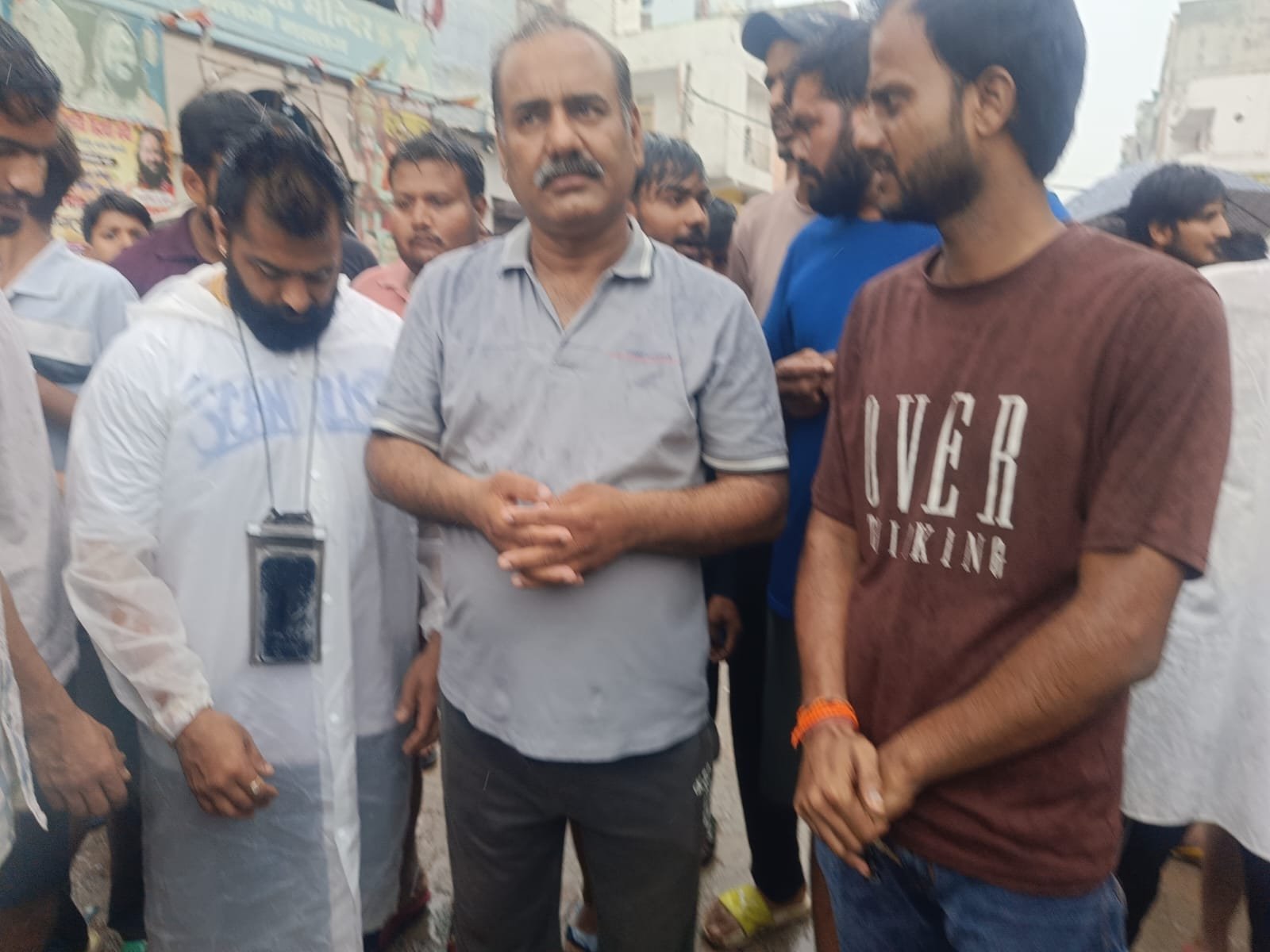 दिल्ली में अवैध डेरी संचालकों पर एमसीडी की कार्रवाई।