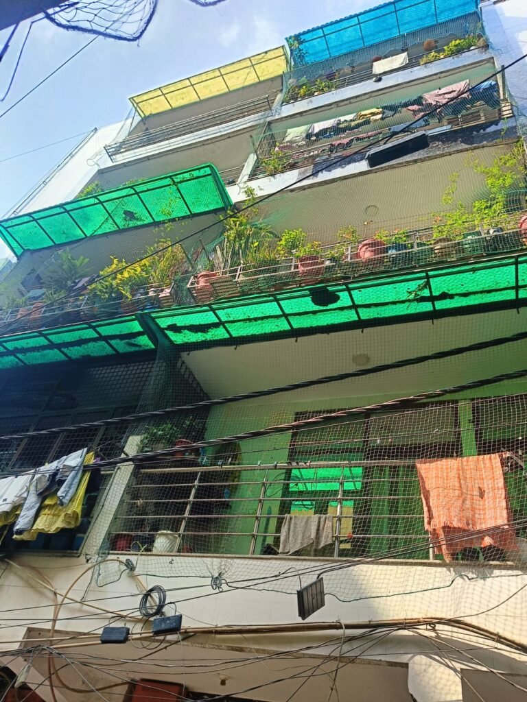 छत पर कथित अवैध कब्जे से आगजनी की स्थिति में सुरक्षा पर सवाल