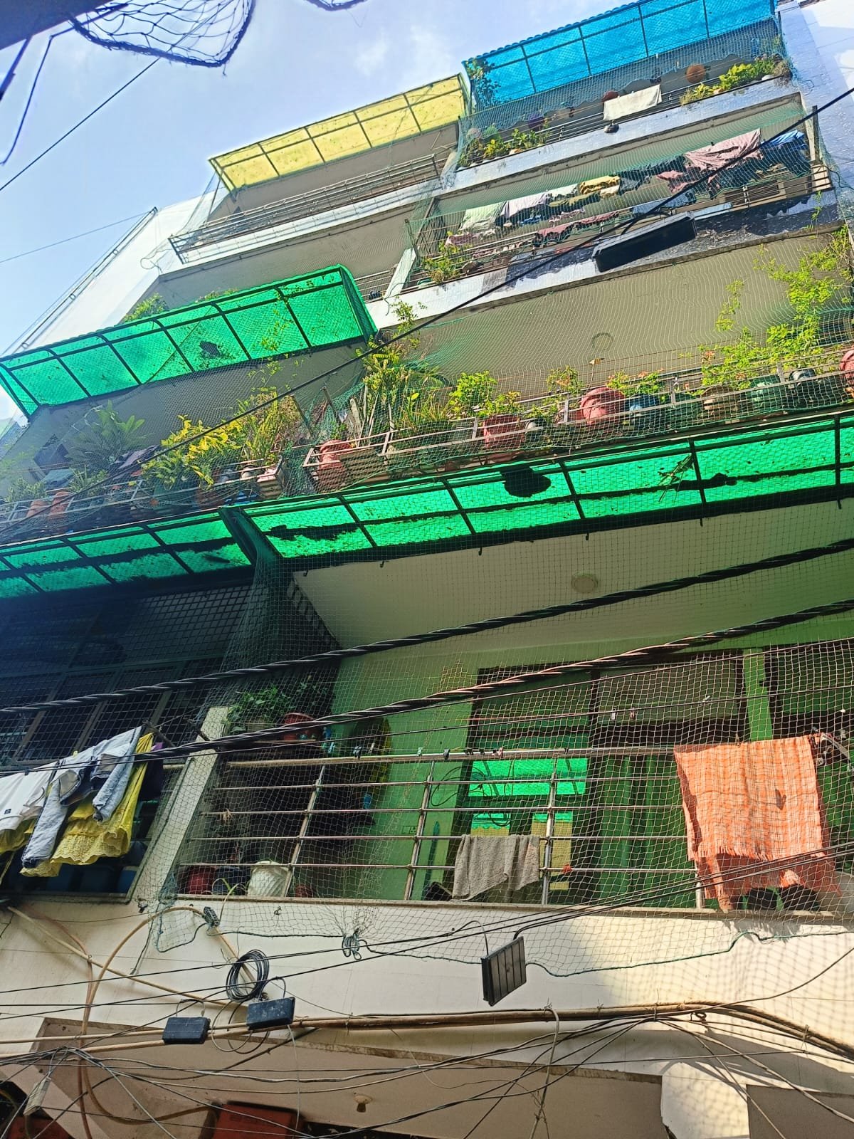 छत पर कथित अवैध कब्जे से आगजनी की स्थिति में सुरक्षा पर सवाल